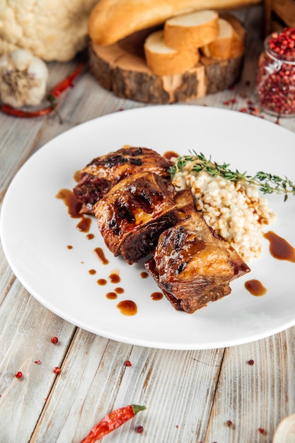 Costillas de ternera guisadas gourmet con risotto de cebada perlada