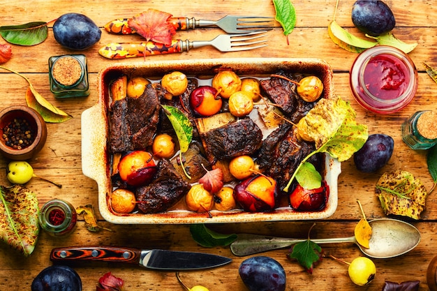 Costillas de ternera a la plancha en ciruelas y peras Costillas de carne fritas en salsa de frutas