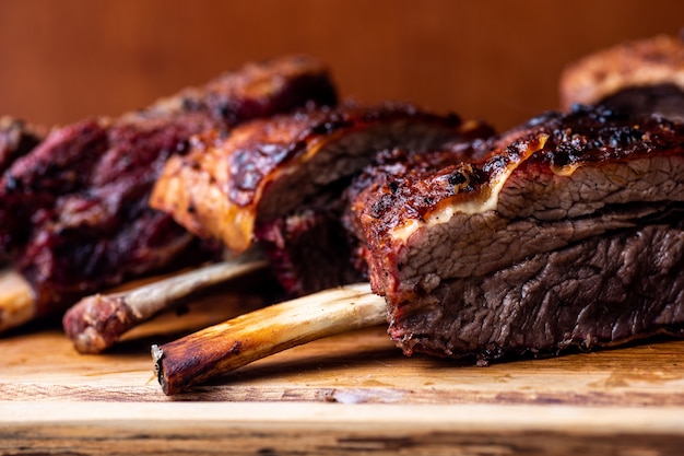 Costillas de ternera sobre tabla de madera