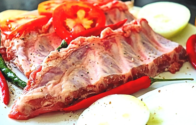 Costillas con verduras y especias tomates cebollas pimientos rojos y verdes jengibre eneldo