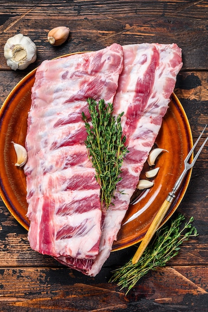 Costillitas de lomo de cerdo crudo con tomillo.