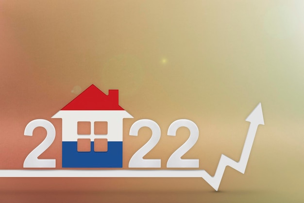 El costo de los bienes raíces en los Países Bajos en 2022 Aumento del costo del alquiler del seguro de construcción en los Países Bajos Modelo de casa 3d pintado en colores de bandera flecha hacia arriba sobre fondo amarillo