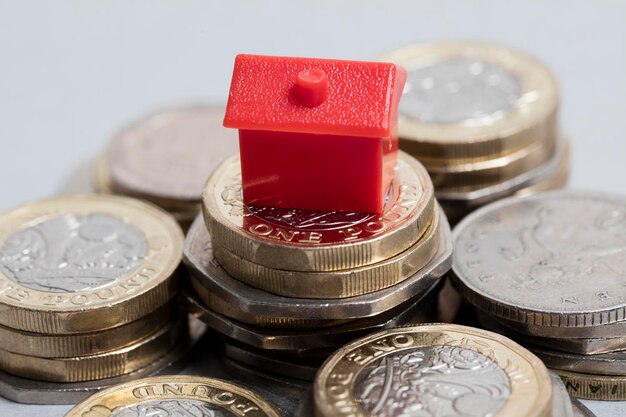 Costo de vivienda Casa roja con moneda británica
