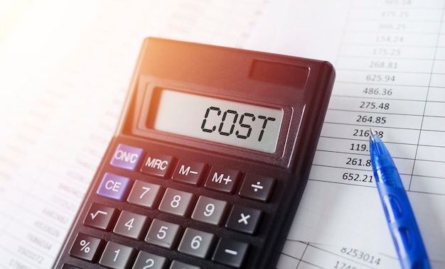 Costo de Word en la calculadora. Concepto de negocio de optimización de costes.