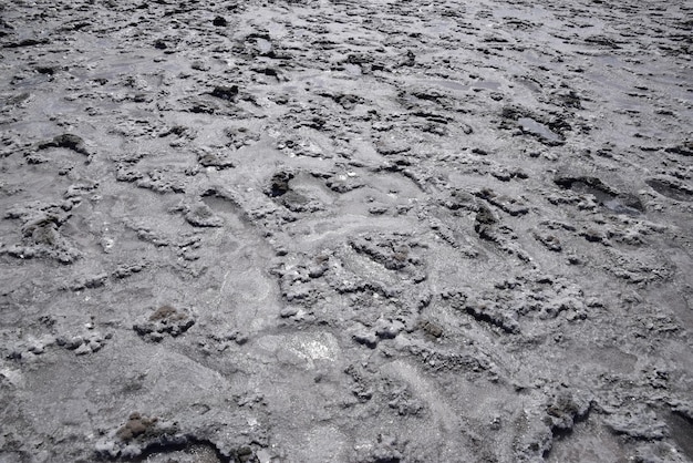 Foto la costra de sal en el fondo del lago seco de barro curativo la superficie del lago salado