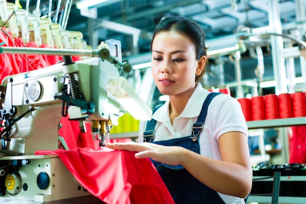 Costureira chinesa em uma fábrica têxtil