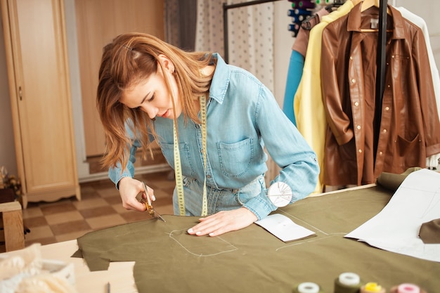 Costureira cortada de tecido detalhes de roupas futuras padrão de costura à moda