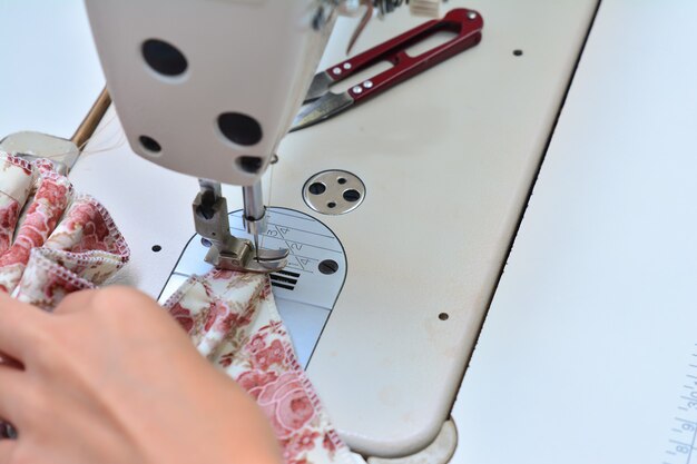 Costureira trabalhando em máquina de costura