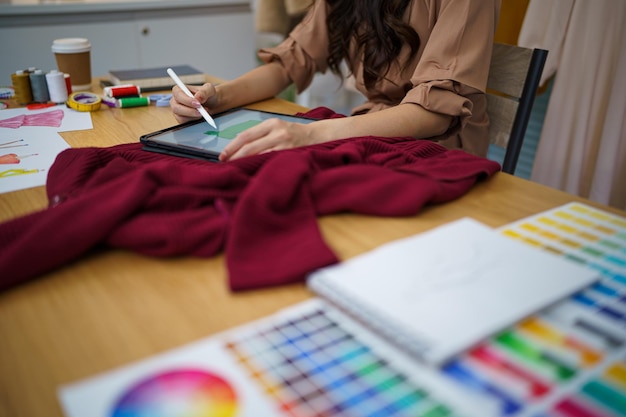 Foto costureira trabalhando em uma alfaiataria estilosa designer de moda costureira em estúdio de oficina projetando nova coleção confecção de vestidos e coleção creativexafashion