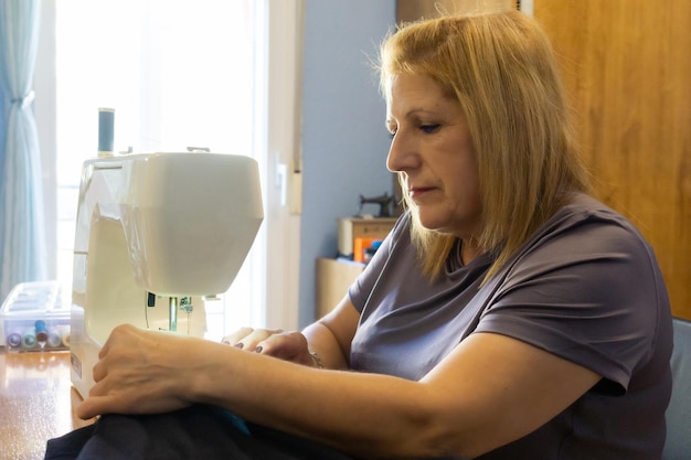 Costurera cosiendo en su máquina de coser