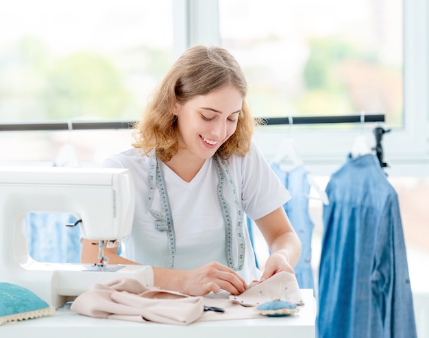 Costurera describe el boceto de la futura pieza de ropa