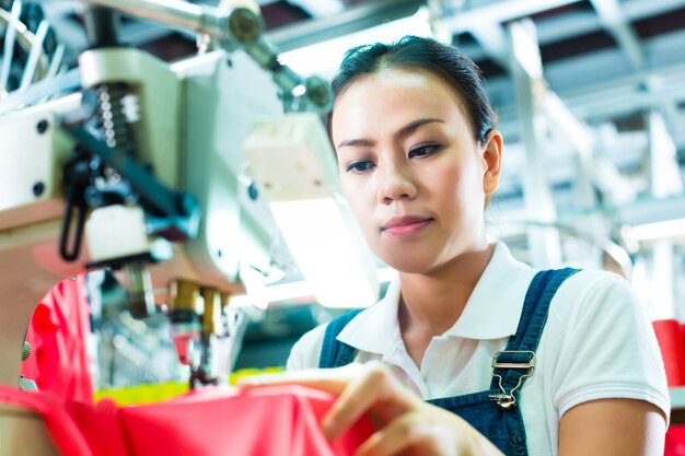 Costurera en una fábrica textil china