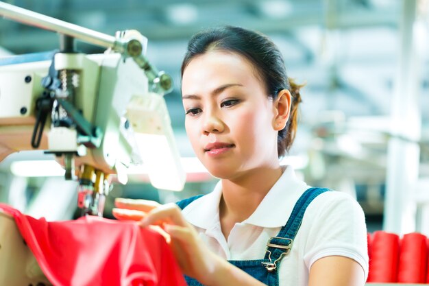 Costurera en una fábrica textil china.