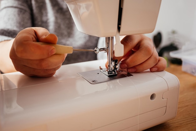 Costurera profesional puede arreglar su máquina de coser moderna