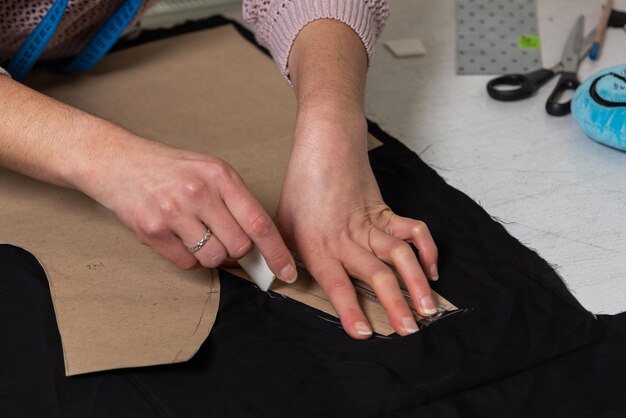 Costurera trabaja en el taller de sastrería