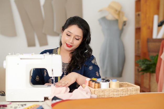 costurera, trabajando, en, máquina de coser