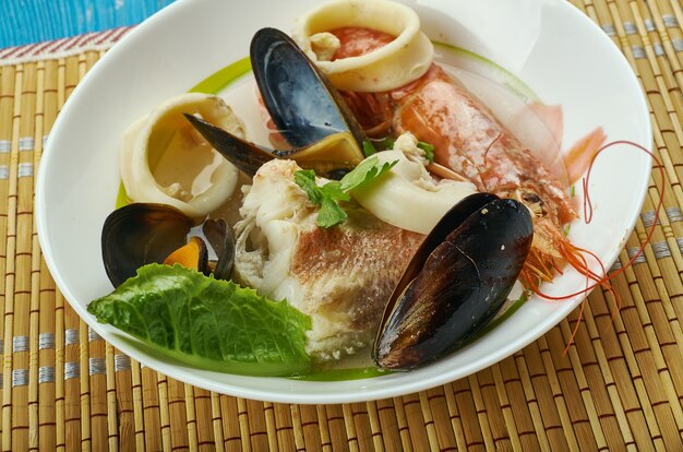 Cote brasserie breton fish stew, do oceano atlântico às costas da frança