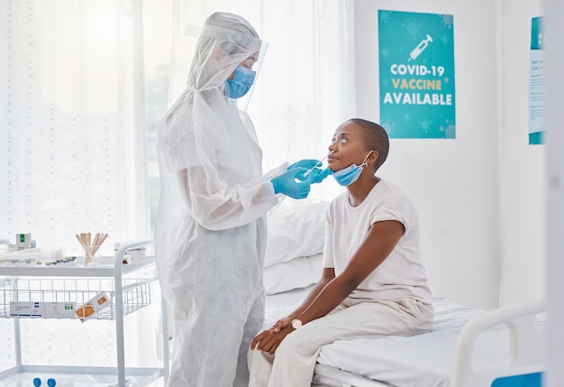Cotonete nasal do vírus corona de paciente covid em um quarto de hospital com equipamento de teste Enfermeira ou médico que toma o nariz ou amostra nasal para teste de doença covid19 de rotina de protocolo em uma clínica
