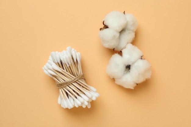 Cotonetes e algodão em fundo bege