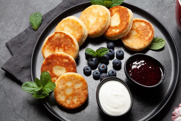 Cottage Pfannkuchen mit Marmelade Sauerrahm und Beeren