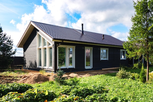 Foto cottage uma casa nova em estilo finlandês construção suburbana