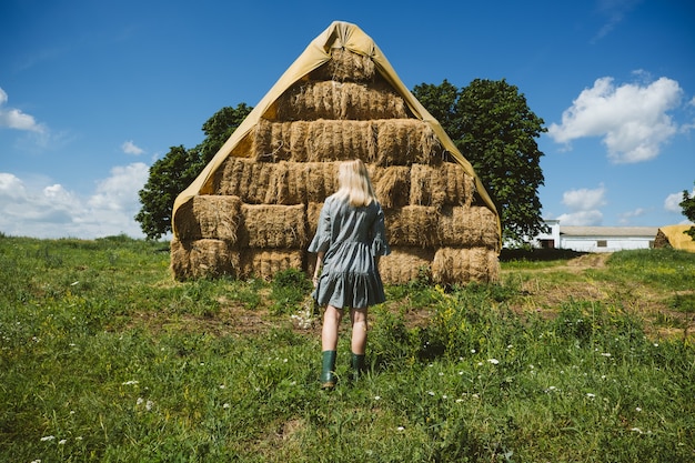 Foto cottagecore landschaftsästhetik landwirtschaft farmcore countrycore langsames leben junges mädchen in bauer