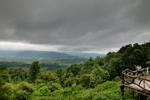 Coudy dia escuro com nevoeiro nas montanhas