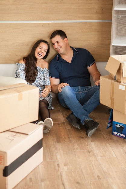 Coule relaxando em sua nova casa após um longo dia de trabalho. Criando um novo futuro para si próprios