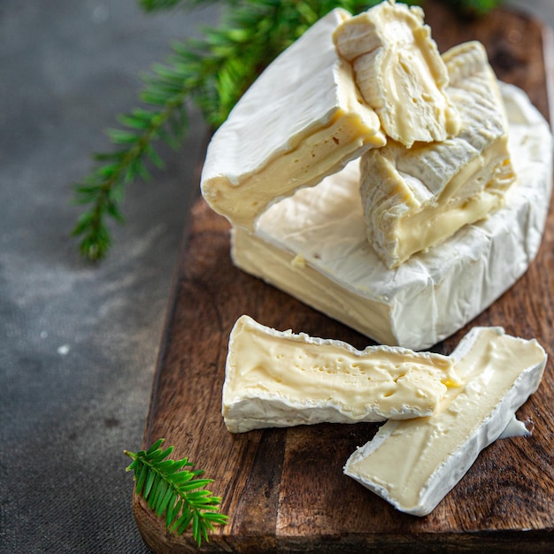 Coulommiers charactere, camembert e brie queijo fresco refeição saudável lanche dieta na mesa c