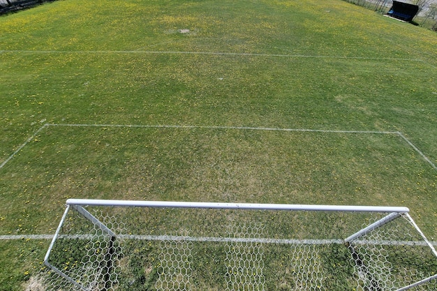 Country-Fußballplatz mit Blumen an einem sonnigen Tag