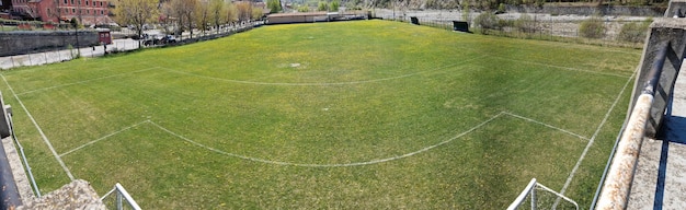 Country-Fußballplatz mit Blumen an einem sonnigen Tag