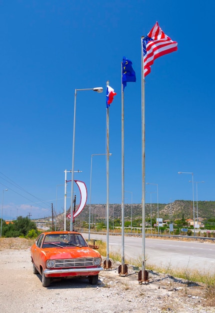 Coupe de coche alemán retro elegante clásico de los años 70 en el estacionamiento de un café en Grecia