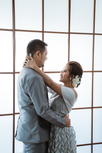 Coupla con traje y vestido de novia