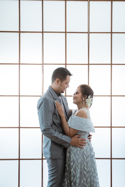 Coupla con traje y vestido de novia