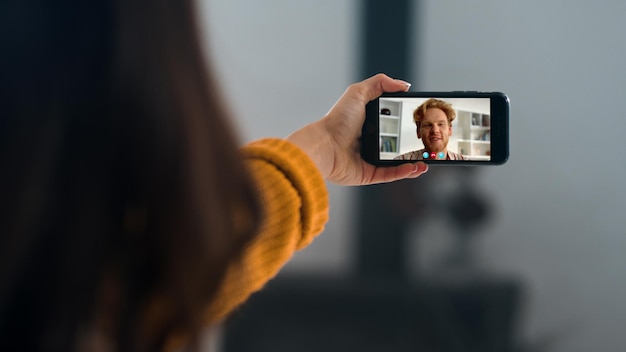 Couple-Chat-Konferenz-App Online-Close-Up-Mädchen-Hände mit Mobiltelefon