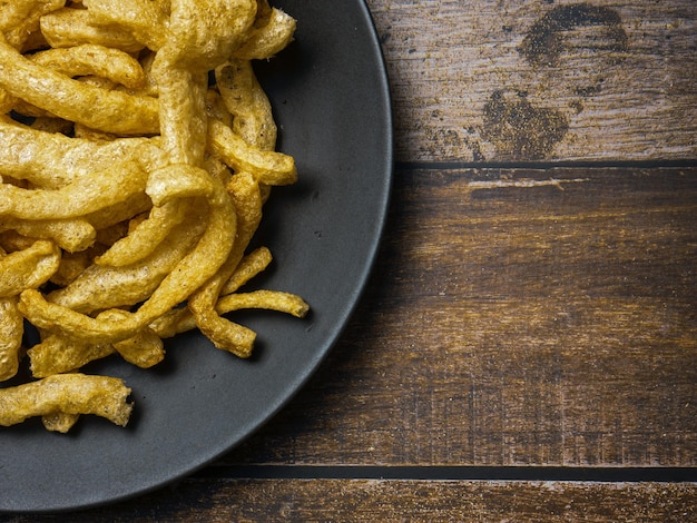 Courato de porco em chapa preta na mesa de madeira para o conceito de comida