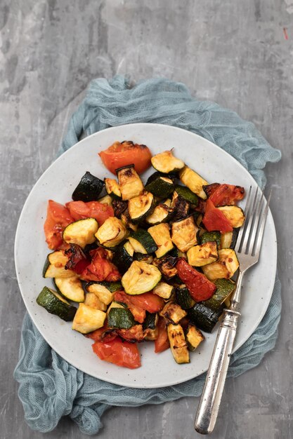 Courgette e tomate grelhados no prato