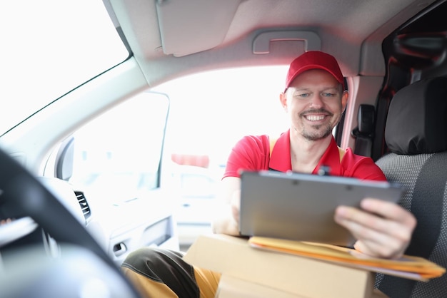 Courier se dedica a la logística de la entrega y sostiene la tableta