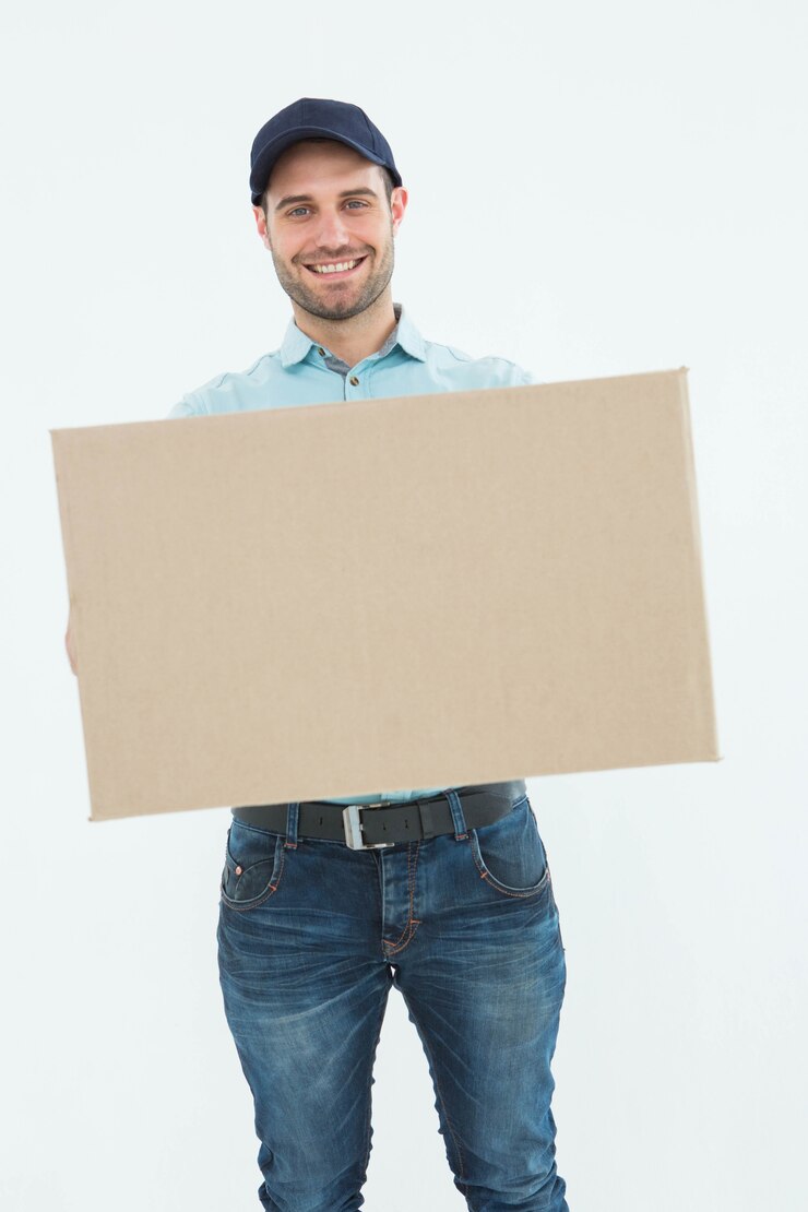 Foto courier homem carregando caixa de papelão