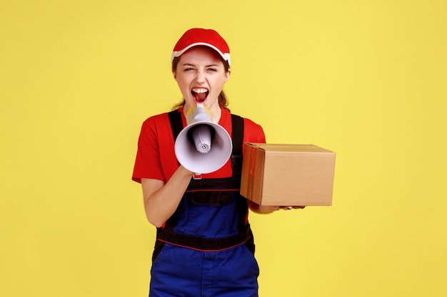 Courier mulher segurando a caixa e gritando no megafone olhando para a câmera com expressão agressiva