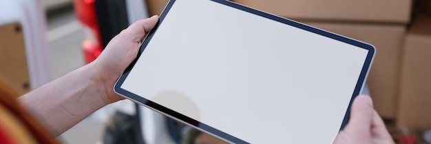 Courier segurando tablet com mocap de tela em branco