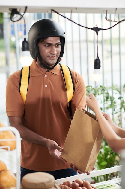 Courier tomando orden en Cafe