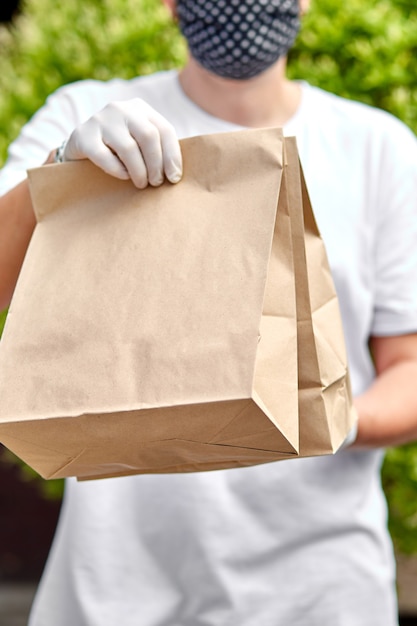 Courierin white hold go box food, servicio a domicilio, restaurantes para llevar comida a domicilio a domicilio.