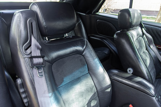 couro preto interior de um carro de luxo com estofamento de couro feito à mão