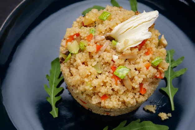 Couscous-Brei mit Gemüsebutter und Kräutern