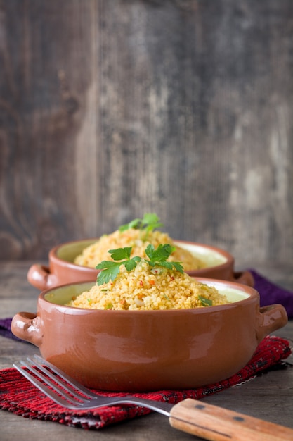 Foto couscous mit gemüse auf rustikalem holz