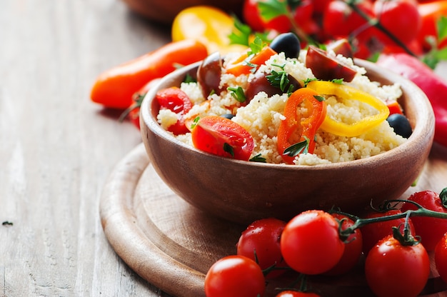 Couscous mit Gemüse und Oliven