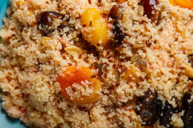 Couscous mit getrockneten Früchten, Safran und Nüssen, Nahaufnahme