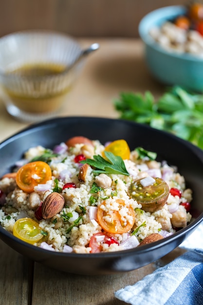 Couscous mit Granatapfel-Mandel-Salat von Salatdressing