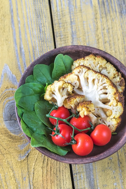 Couve-flor assada com tomate e espinafre